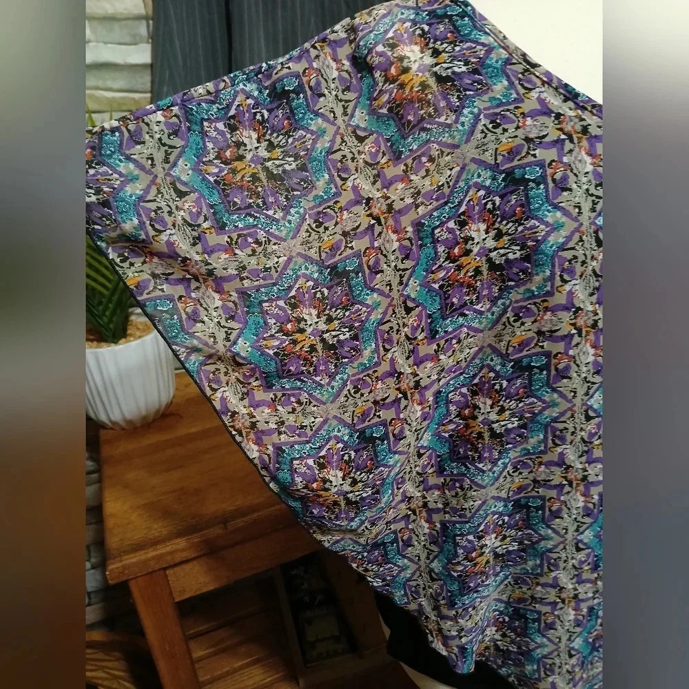 Notations Geometric Large Layered Flutter Blouse‎ - Picture 2 of 7